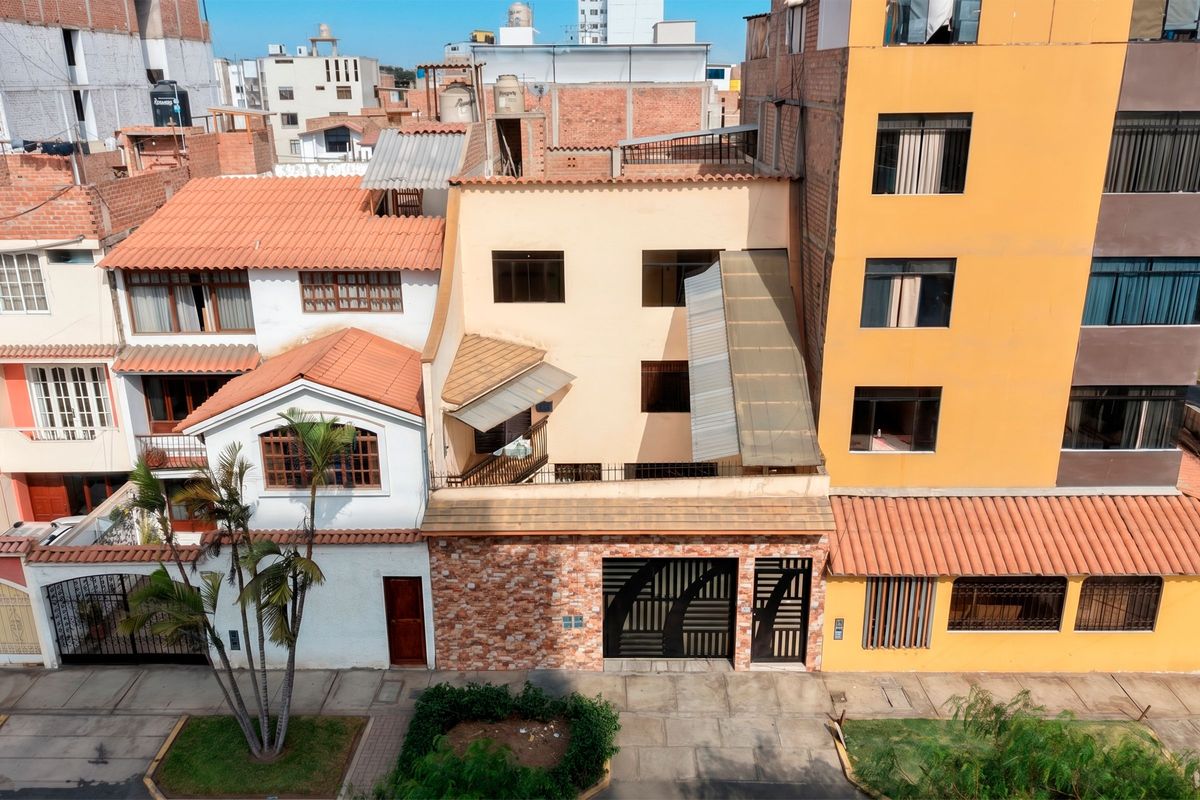 Casa de 3 pisos en Las Quintanas